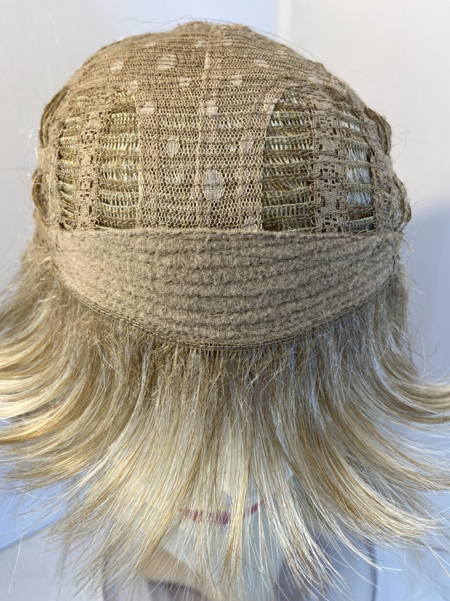 Stunning blonde long wig. Bllw742