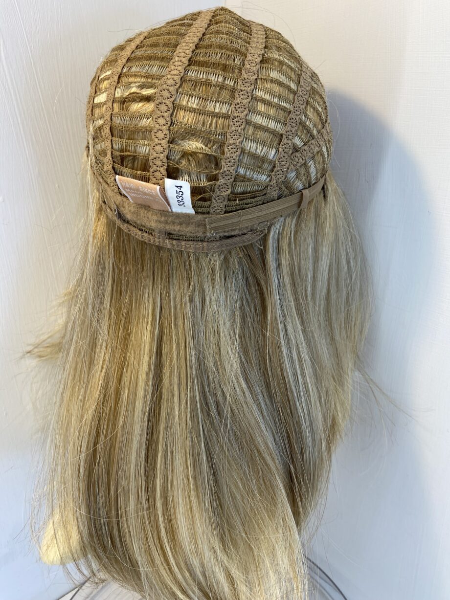 Stunning blonde long wig. Bllw742