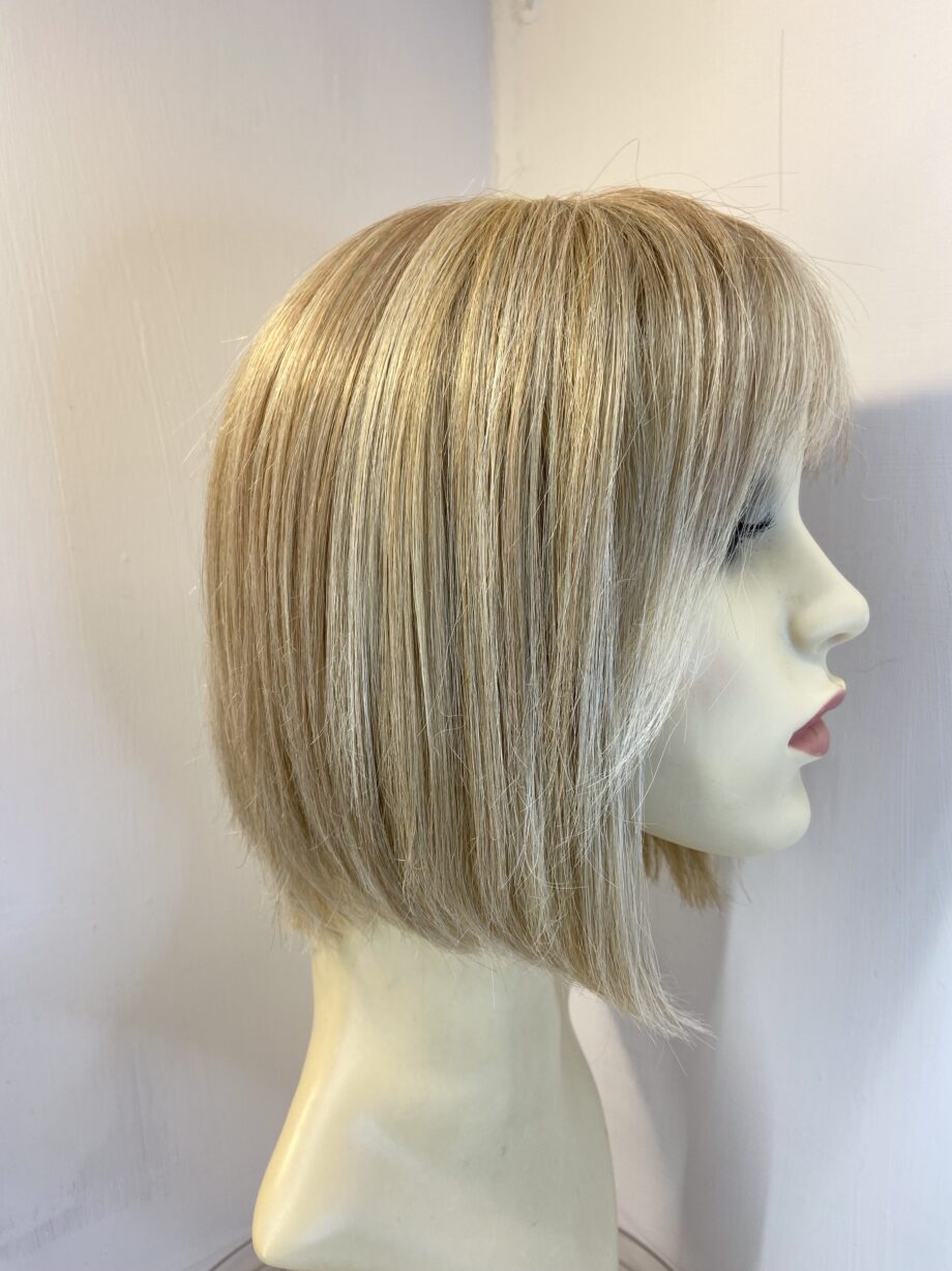 Blonde mid length wig. Blms743