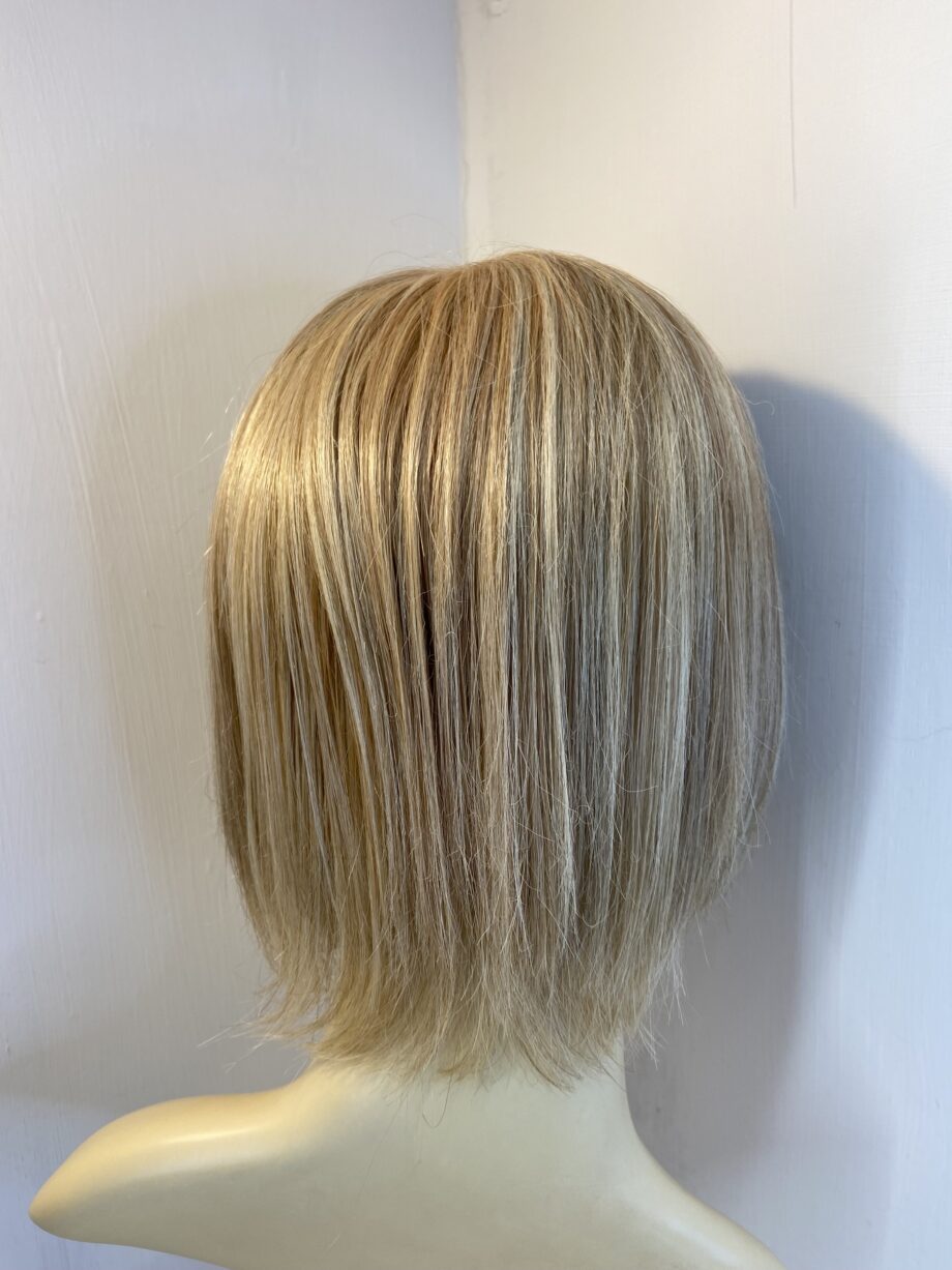 Blonde mid length wig. Blms743