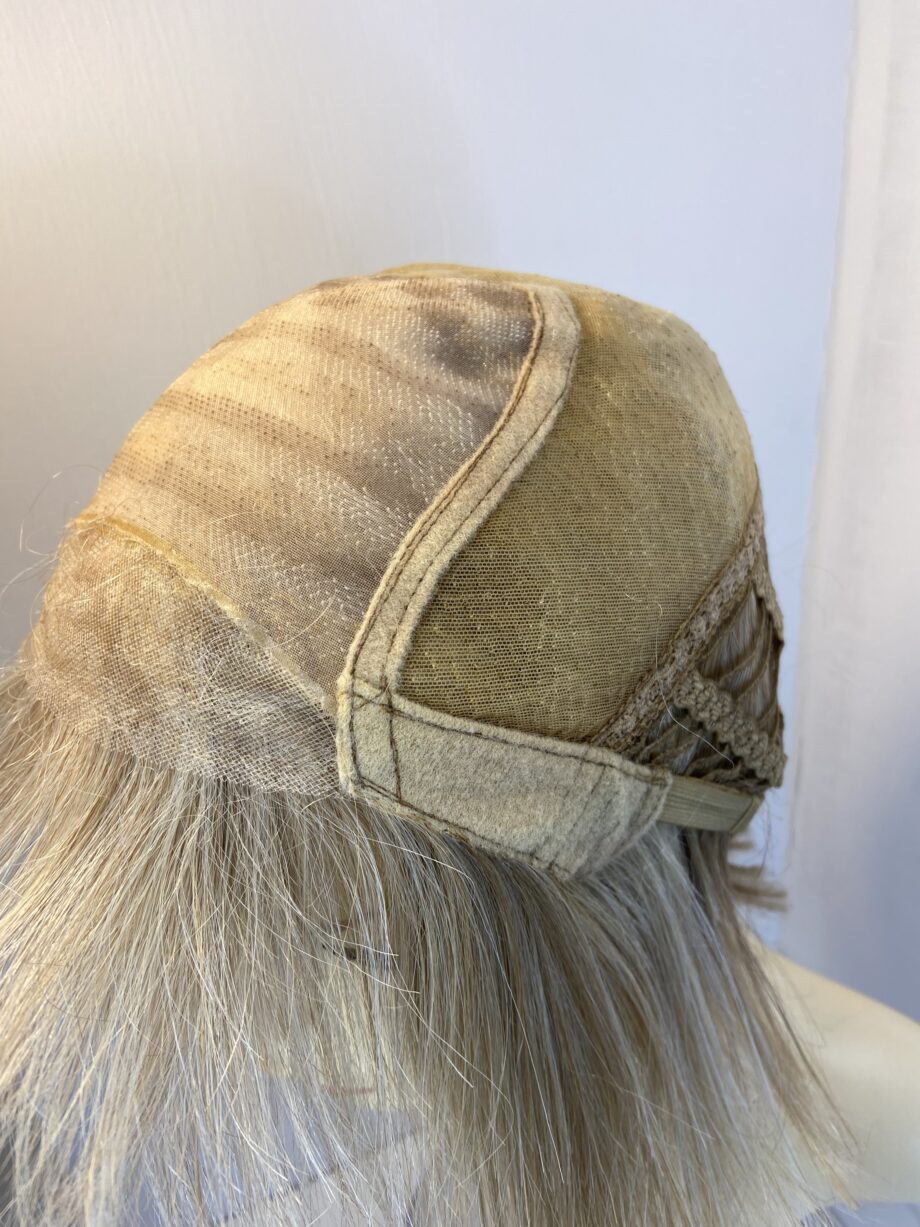 Blonde mid length wig. Blms743