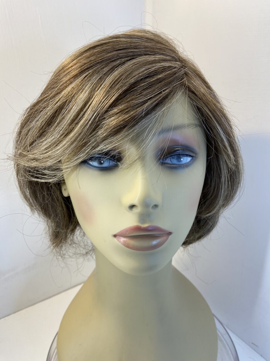 Shiny brown wig. Brms591