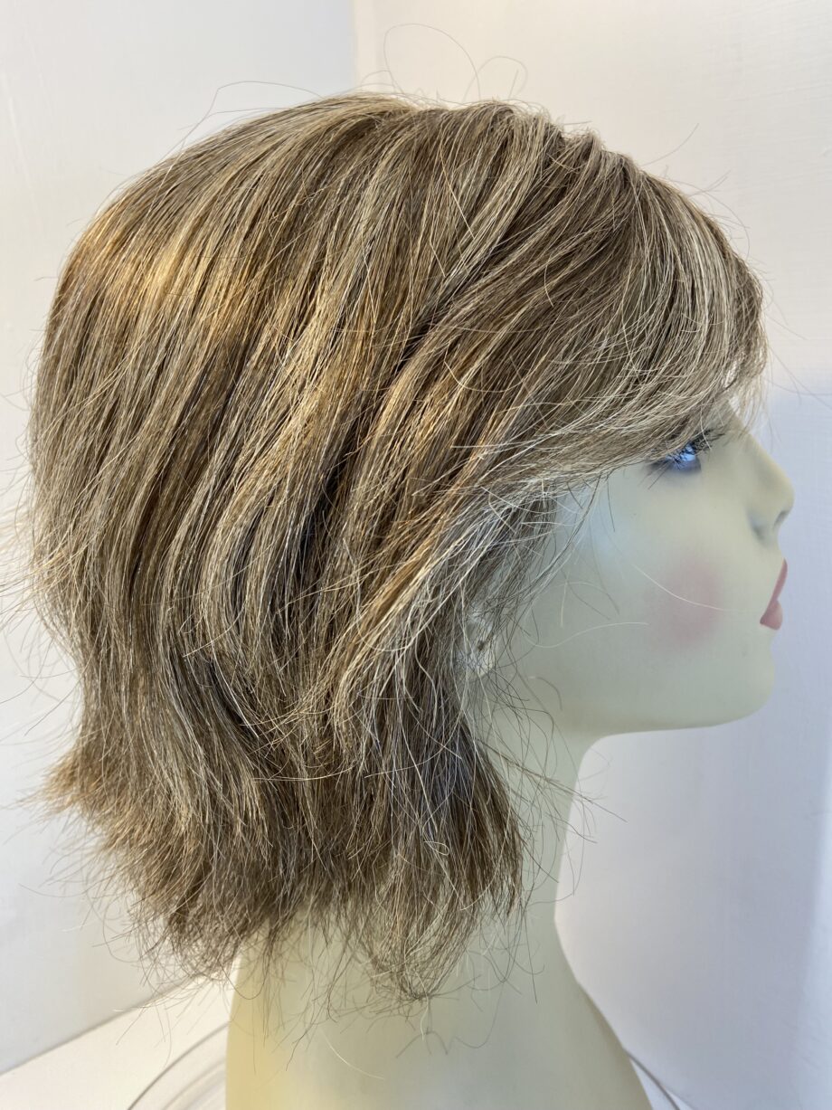 Shiny brown wig. Brms591