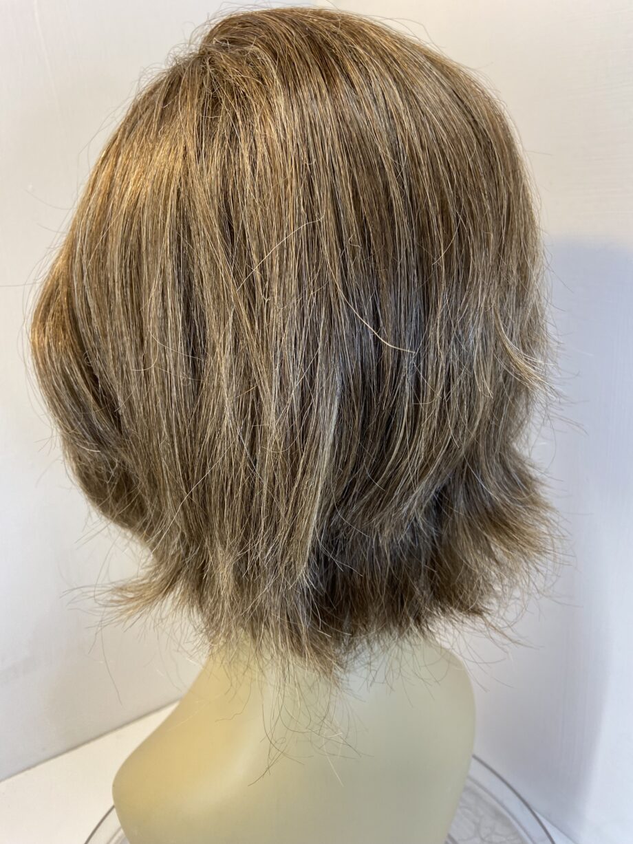 Shiny brown wig. Brms591