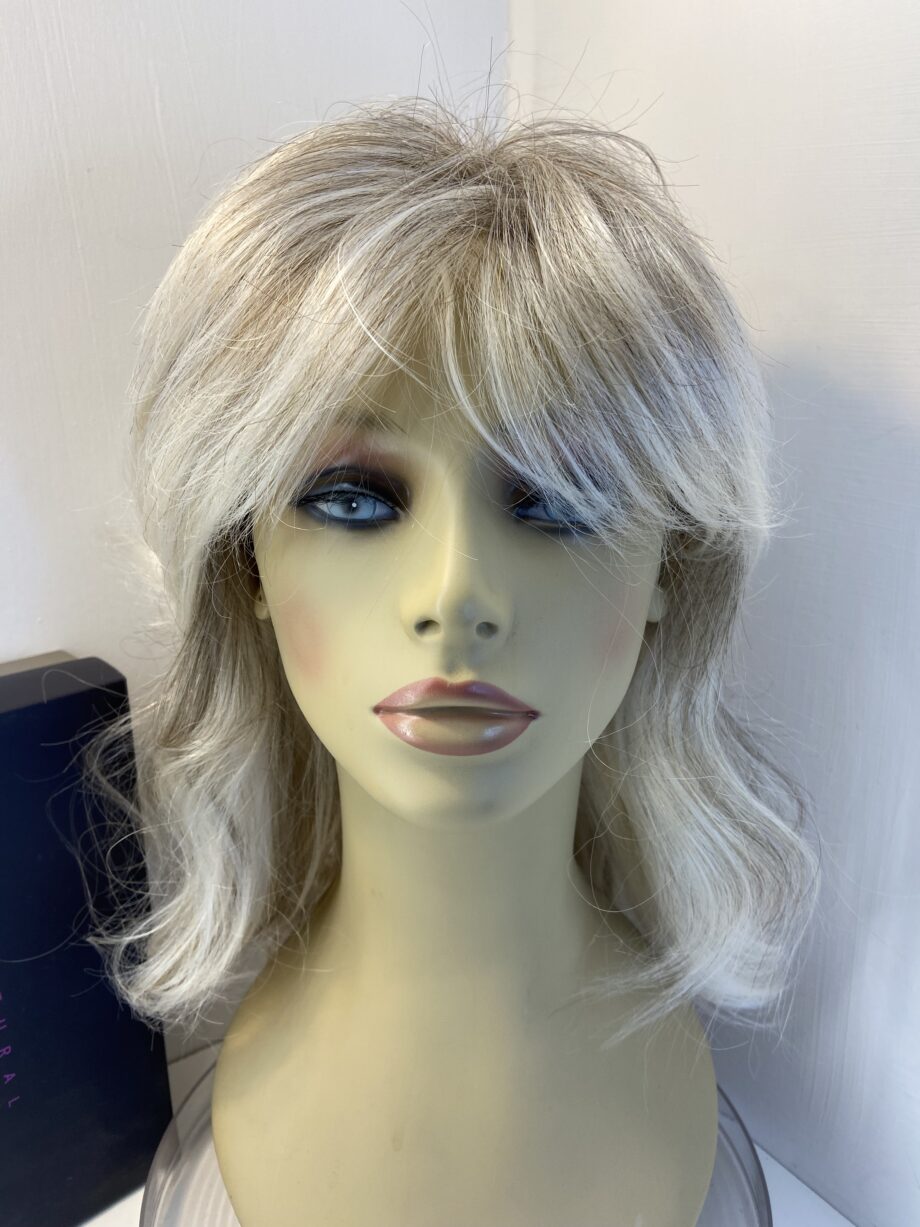 Stunning ash blonde long wig. Bbllw496