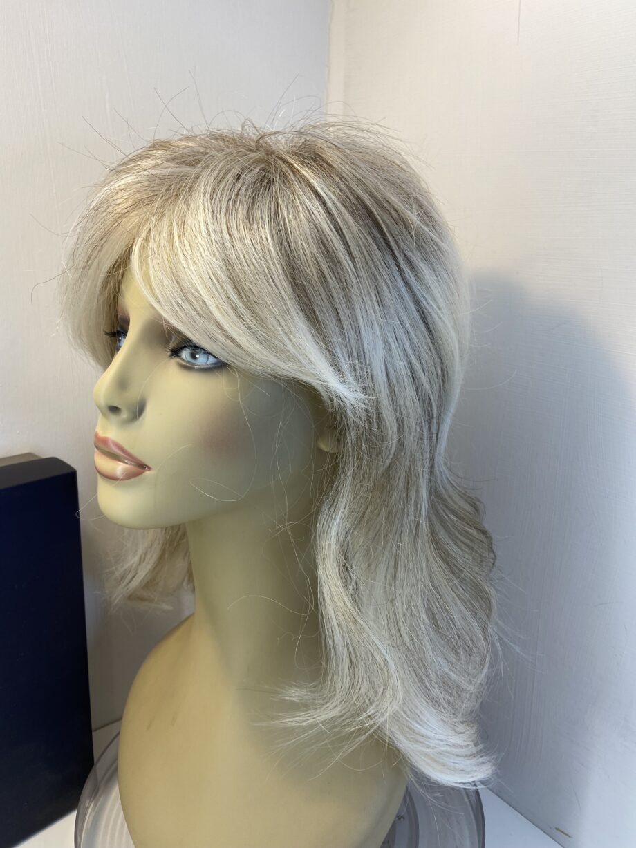 Stunning ash blonde long wig. Bbllw496