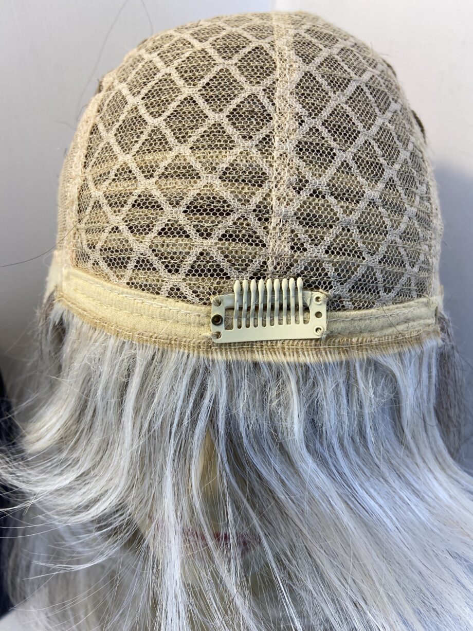 Stunning ash blonde long wig. Bbllw496