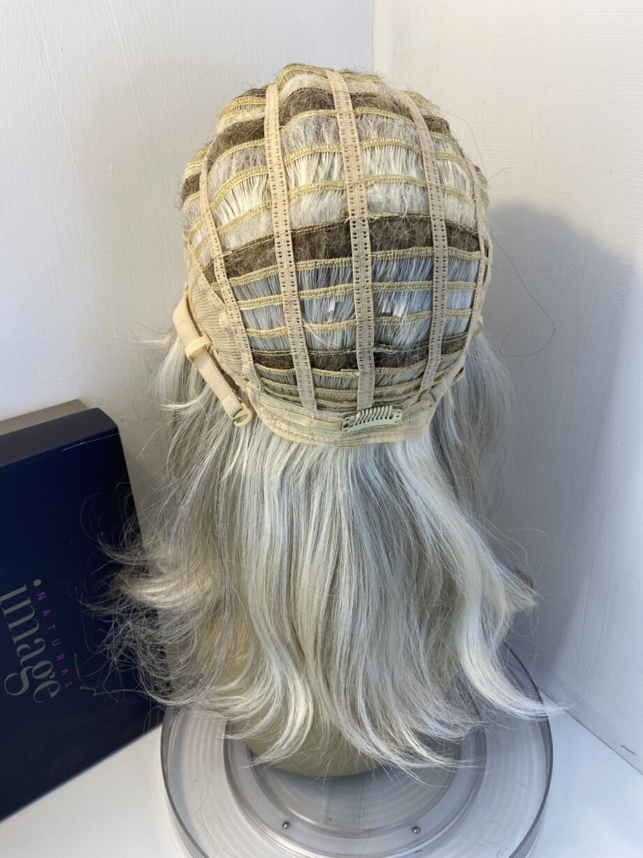 Stunning ash blonde long wig. Bbllw496