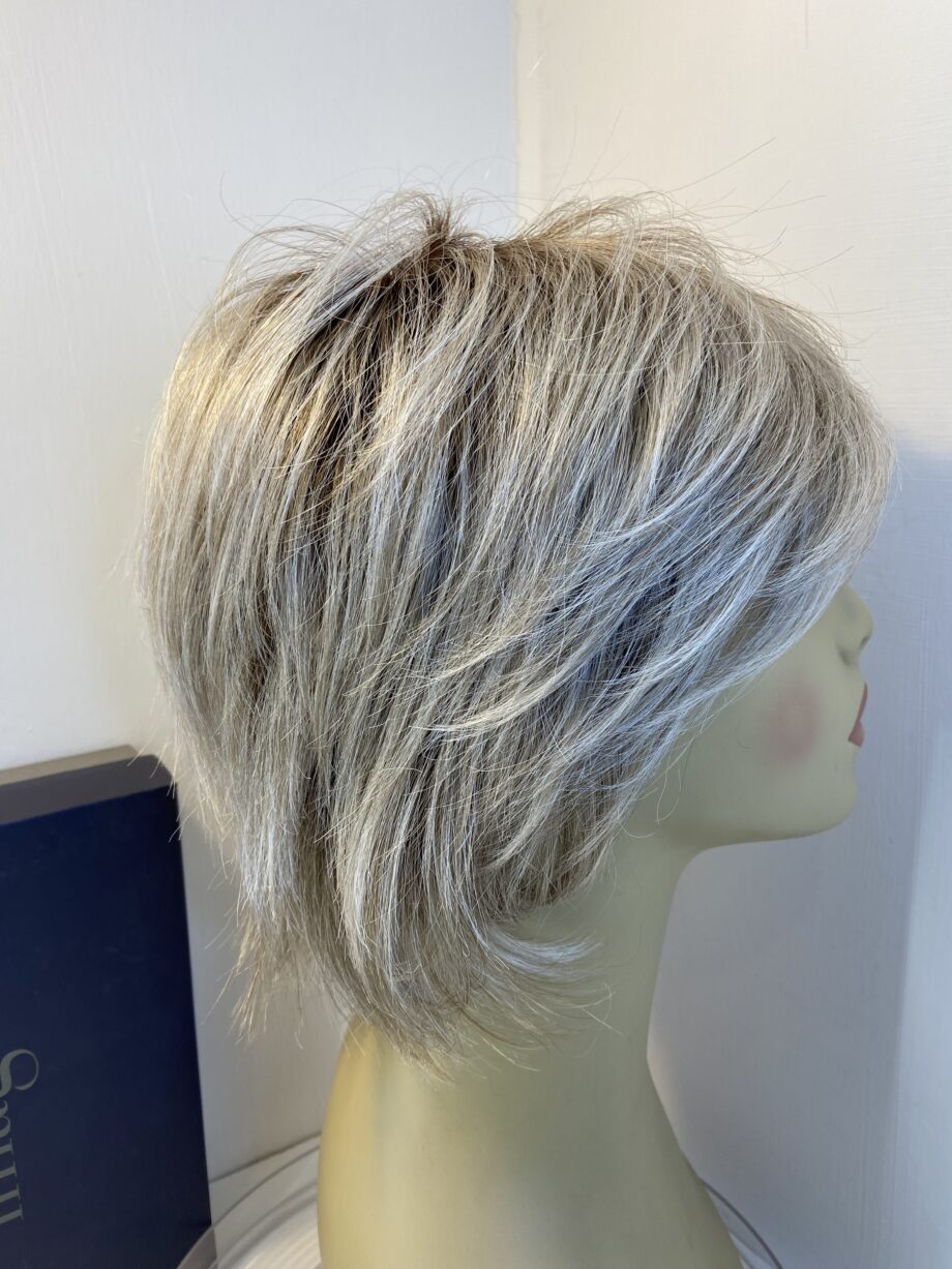 Natural image blonde rooted wig. Bblss500