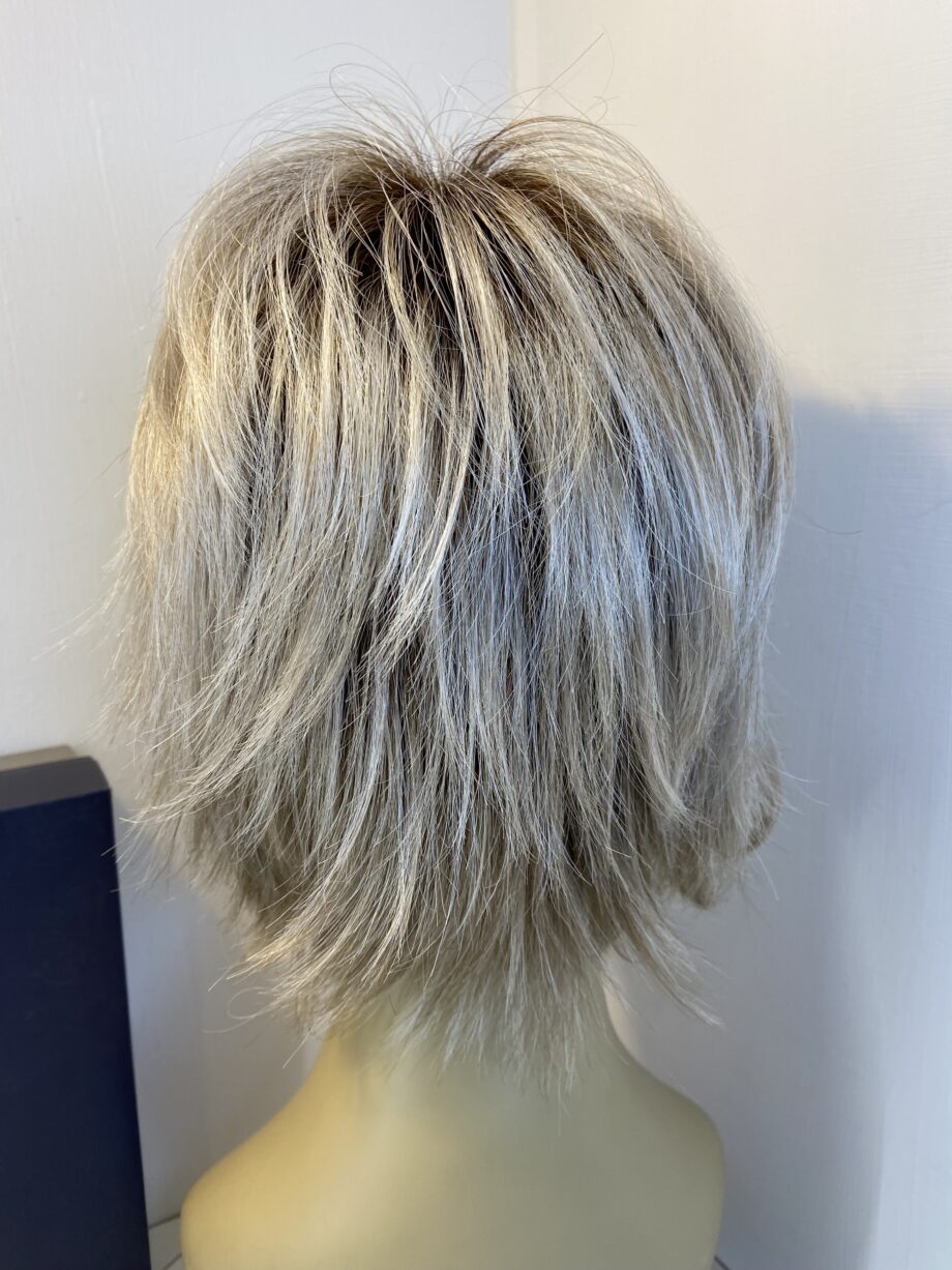 Natural image blonde rooted wig. Bblss500