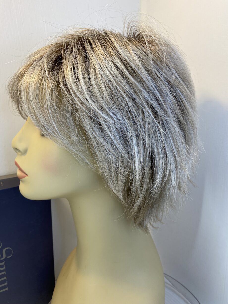 Natural image blonde rooted wig. Bblss500