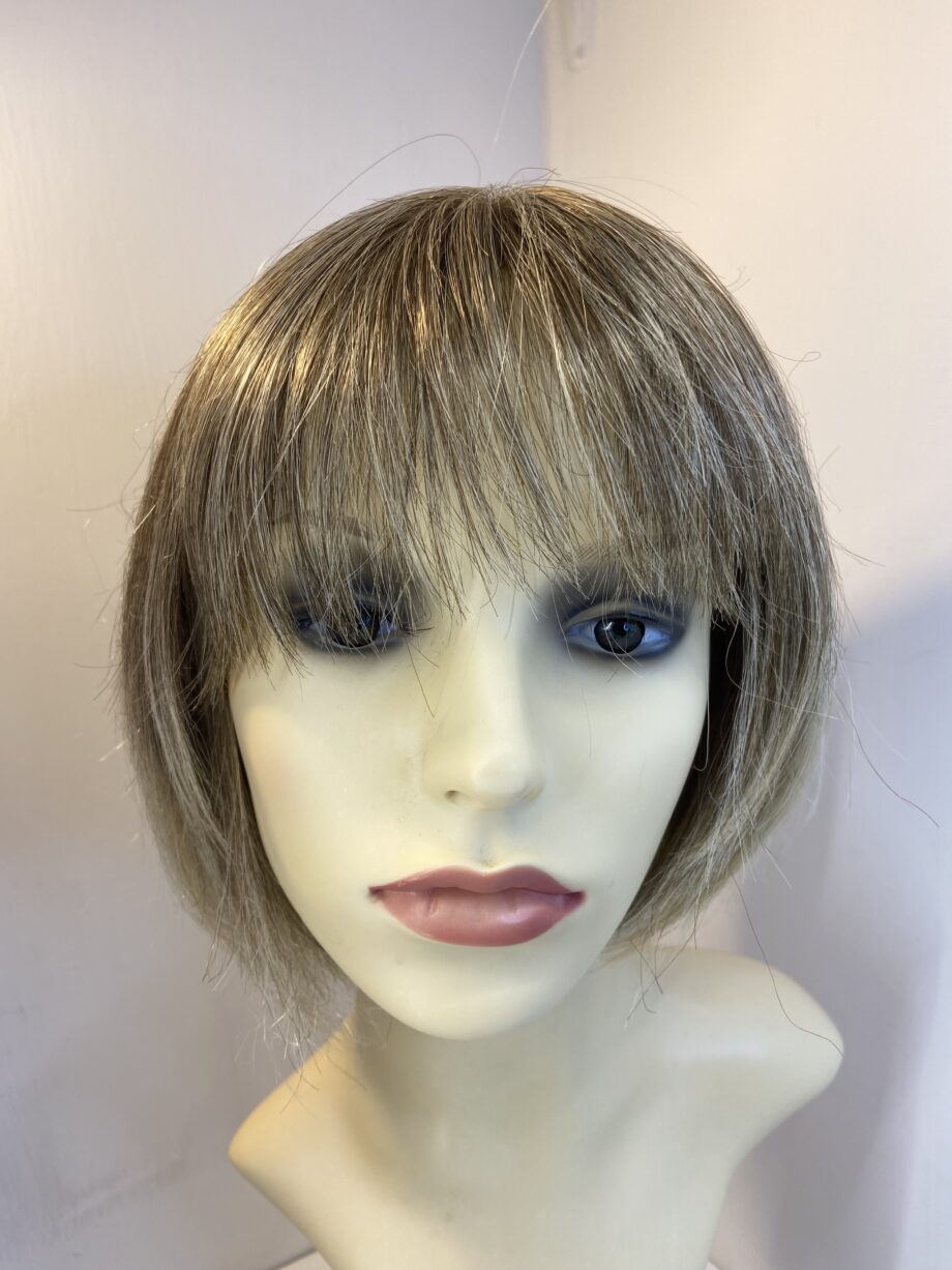 Stylish blonde shiny wig. Blms601