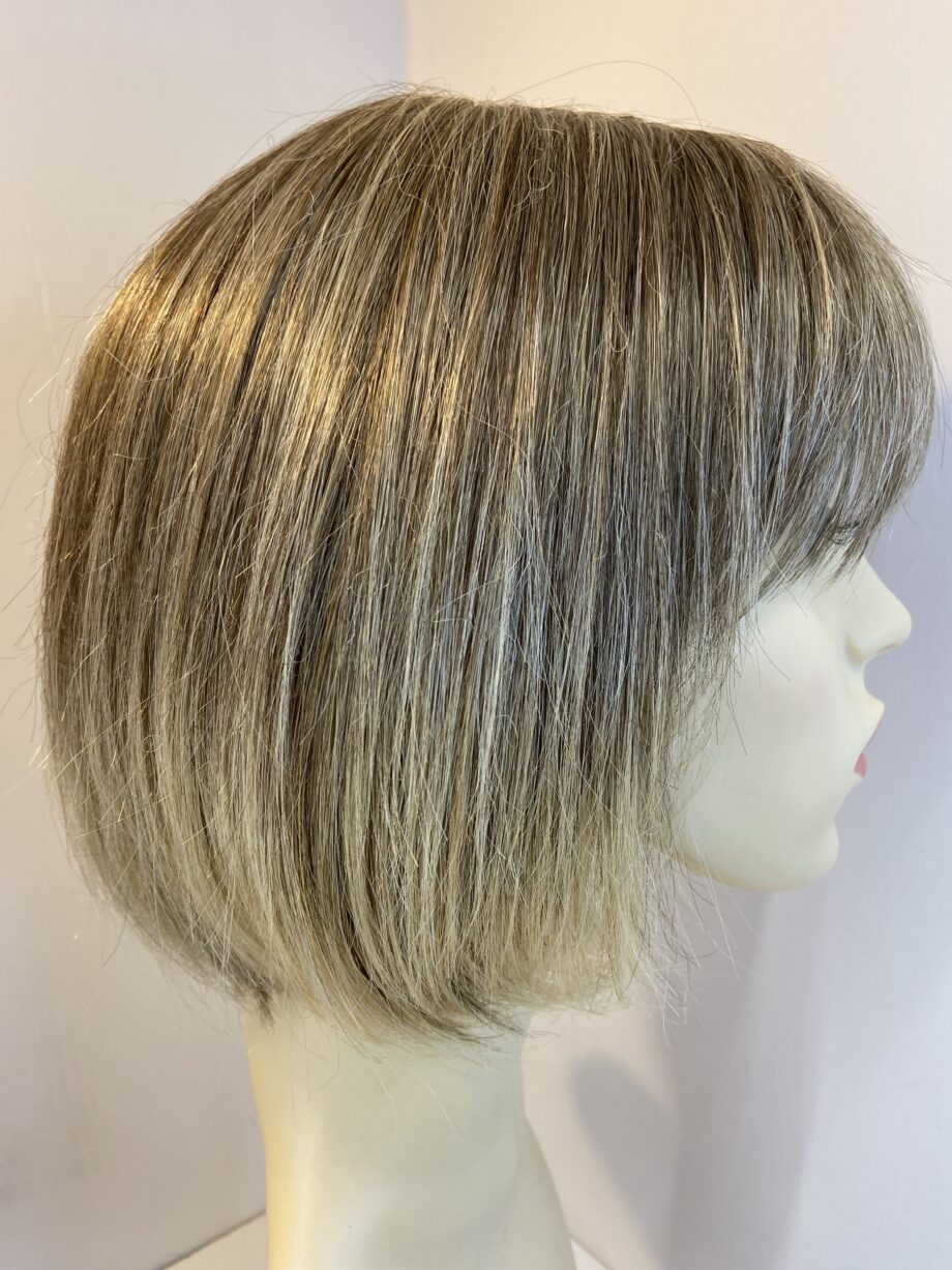Stylish blonde shiny wig. Blms601