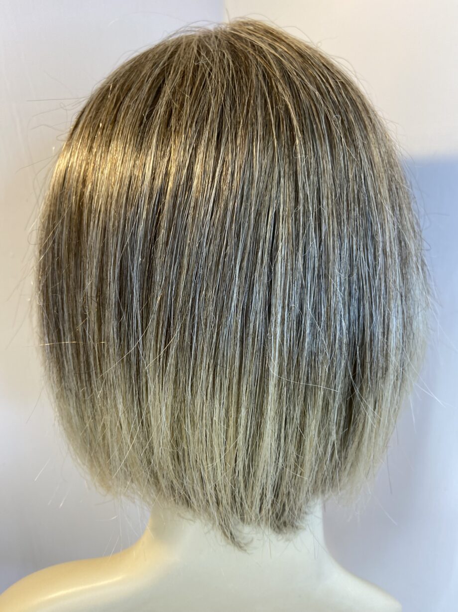 Stylish blonde shiny wig. Blms601