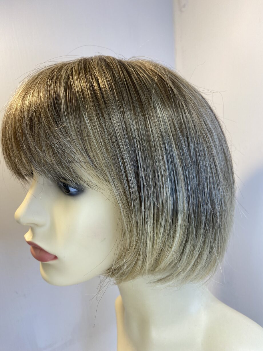 Stylish blonde shiny wig. Blms601