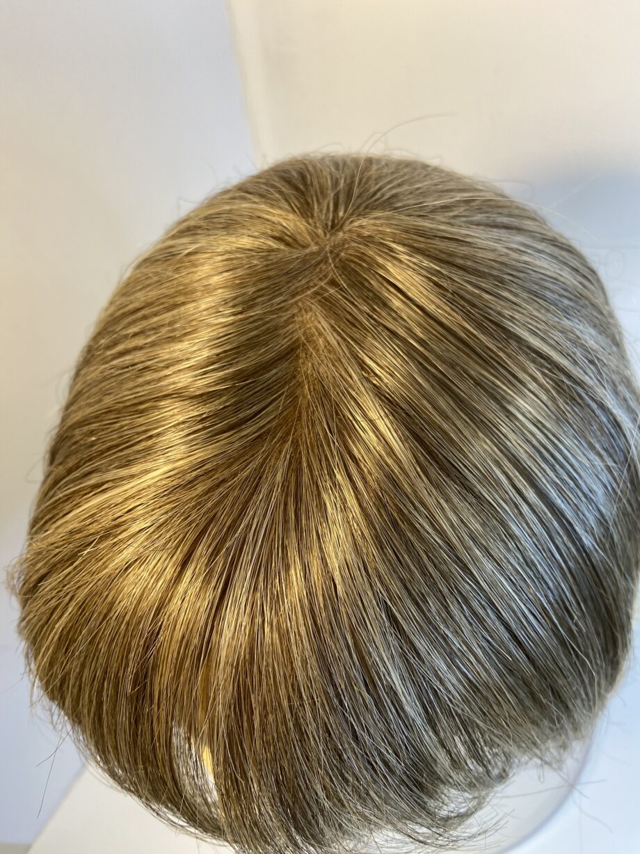Stylish blonde shiny wig. Blms601