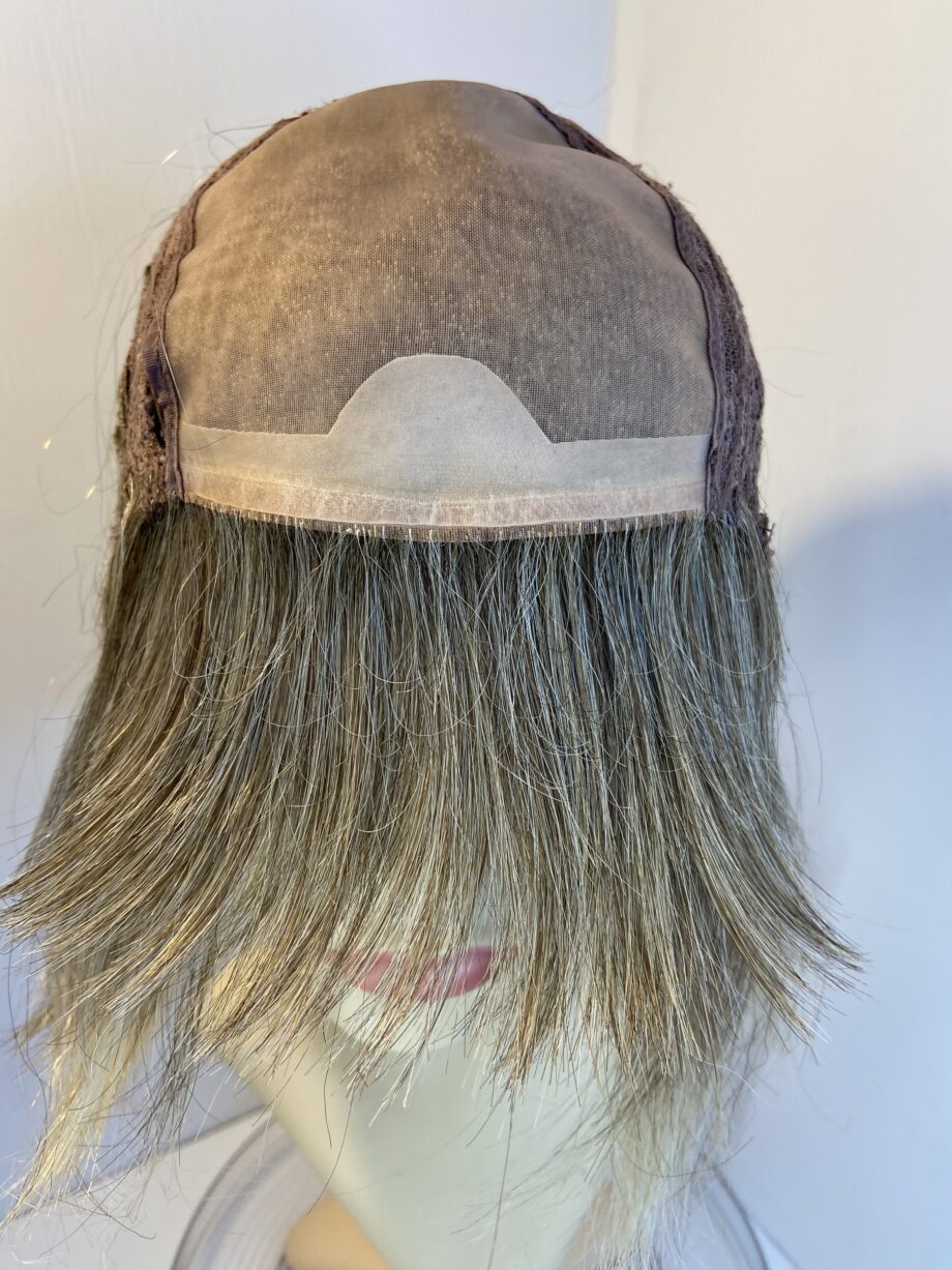Stylish blonde shiny wig. Blms601