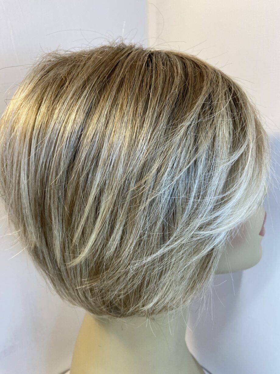 Rooted blonde shiny wig. Blss602