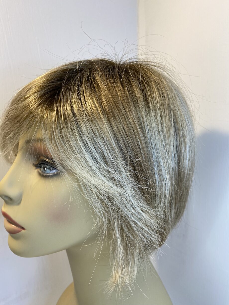 Rooted blonde shiny wig. Blss602