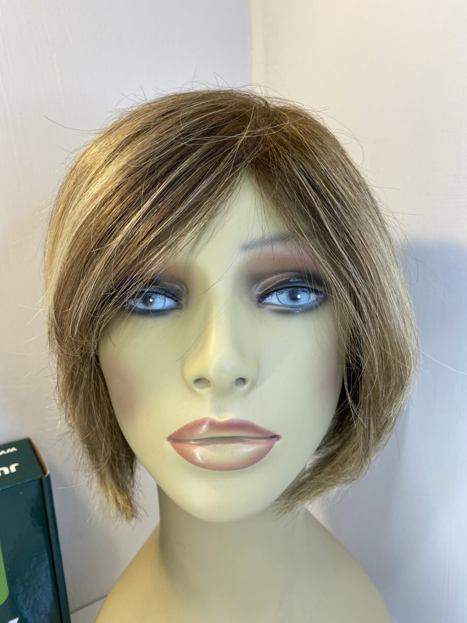 Blonde highlighted wig. Bblms514