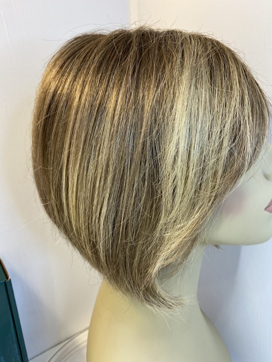Blonde highlighted wig. Bblms514