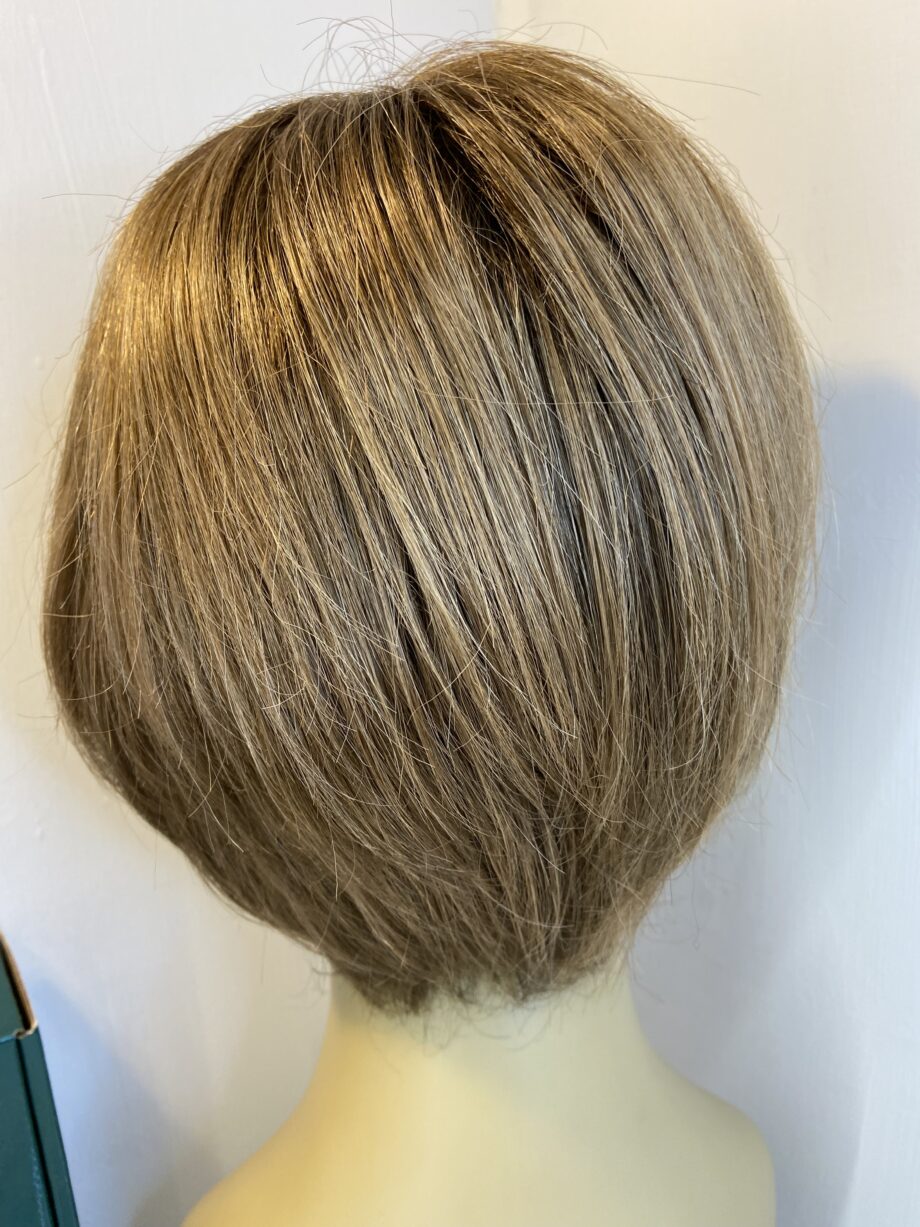Blonde highlighted wig. Bblms514