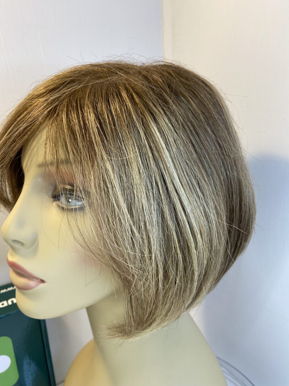 Blonde highlighted wig. Bblms514