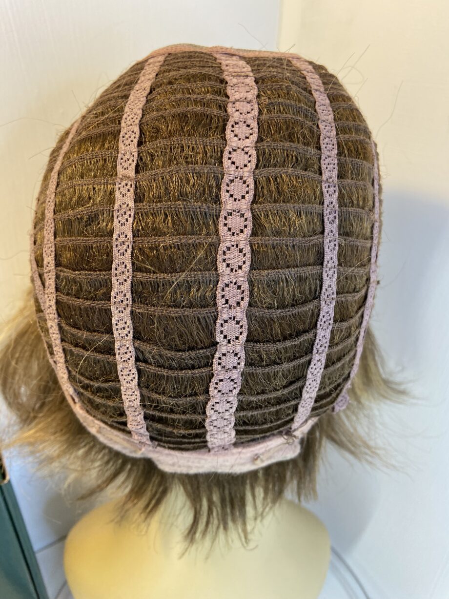 Blonde highlighted wig. Bblms514