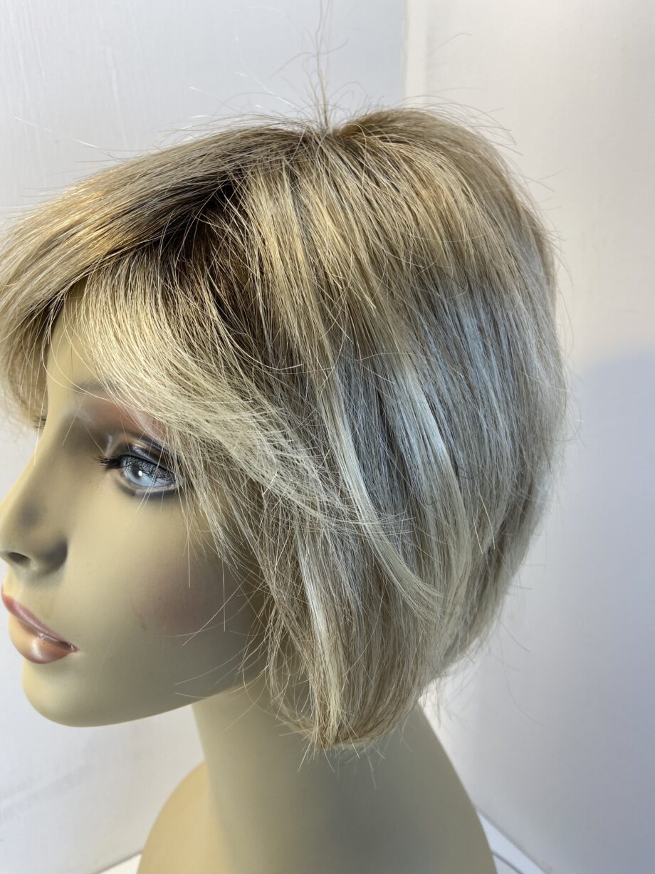 Blonde rooted stylish wig. Blms603