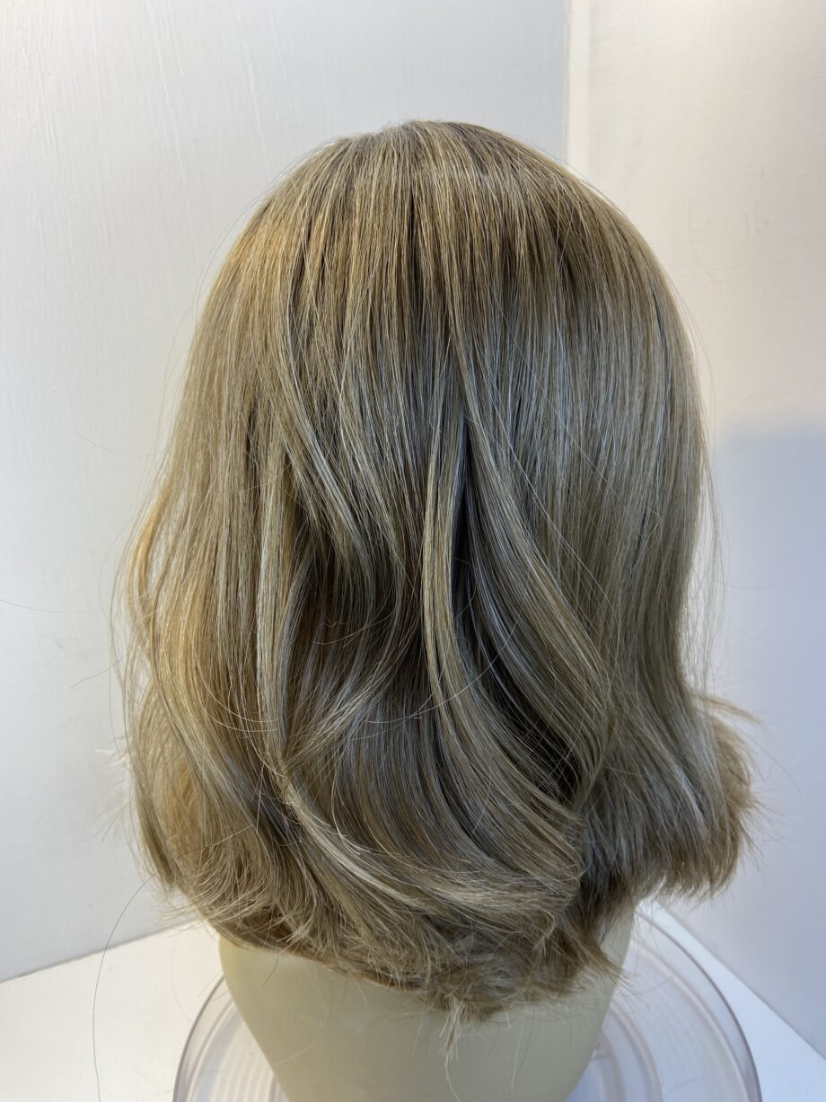 Blonde long rooted wig. Bllw604