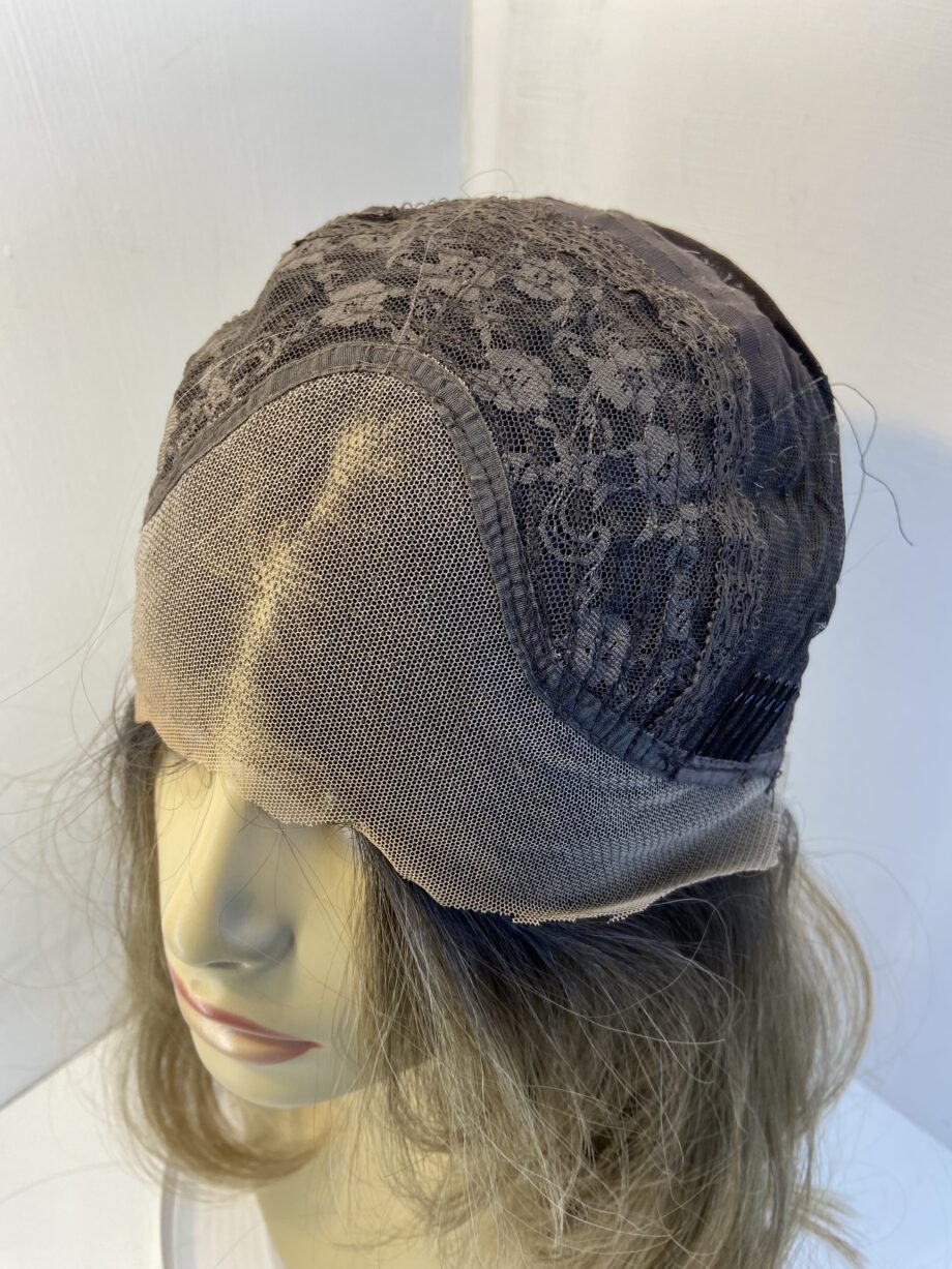 Blonde long rooted wig. Bllw604