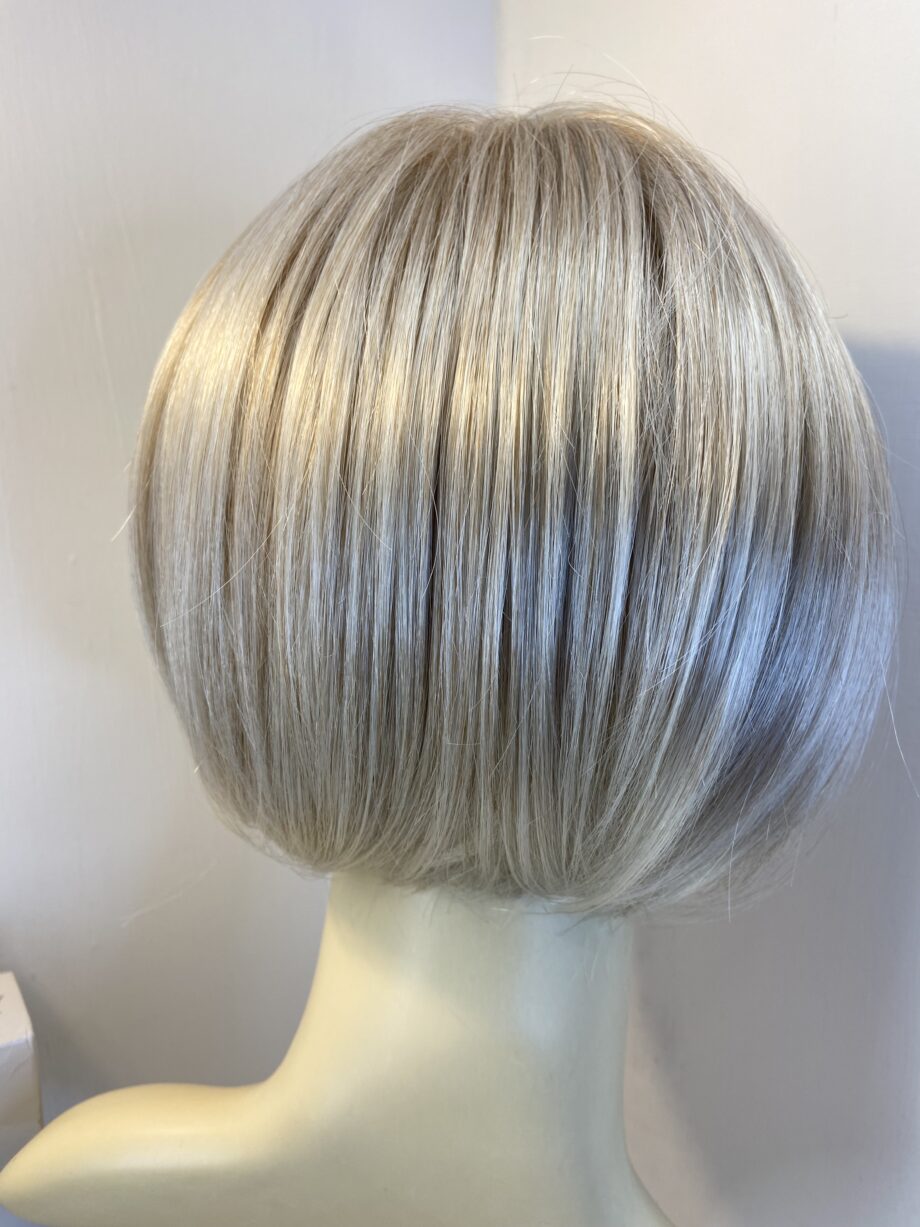 New feather champagne wig. Bblss512