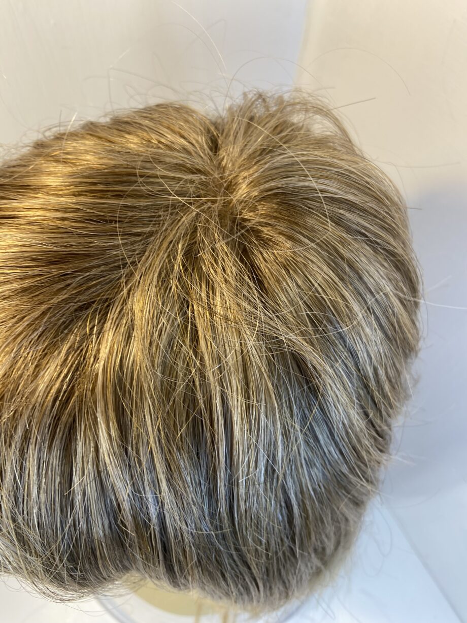 Shiny blonde long wig. Bllw513