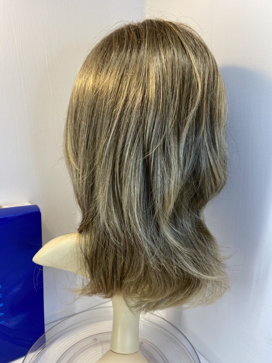 Long blonde wavy wig. Bblw514
