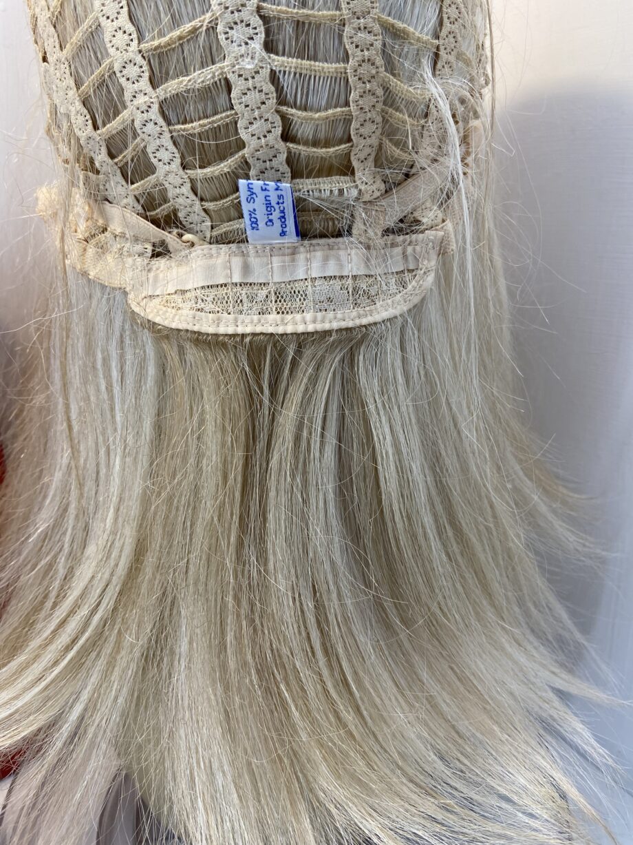 Long blonde wig. Bblms515