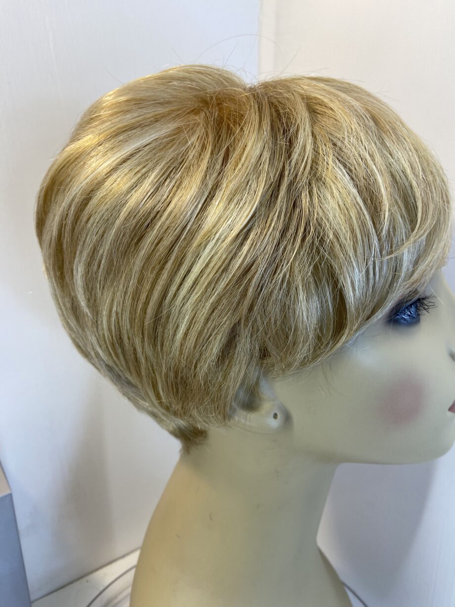 Petite blonde wig. Bbrss517