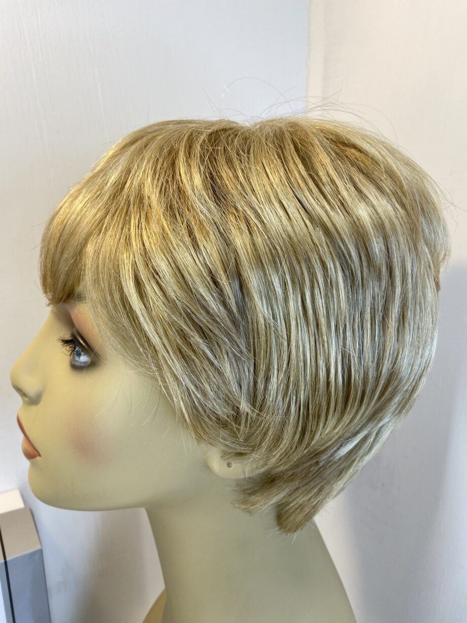 Petite blonde wig. Bbrss517