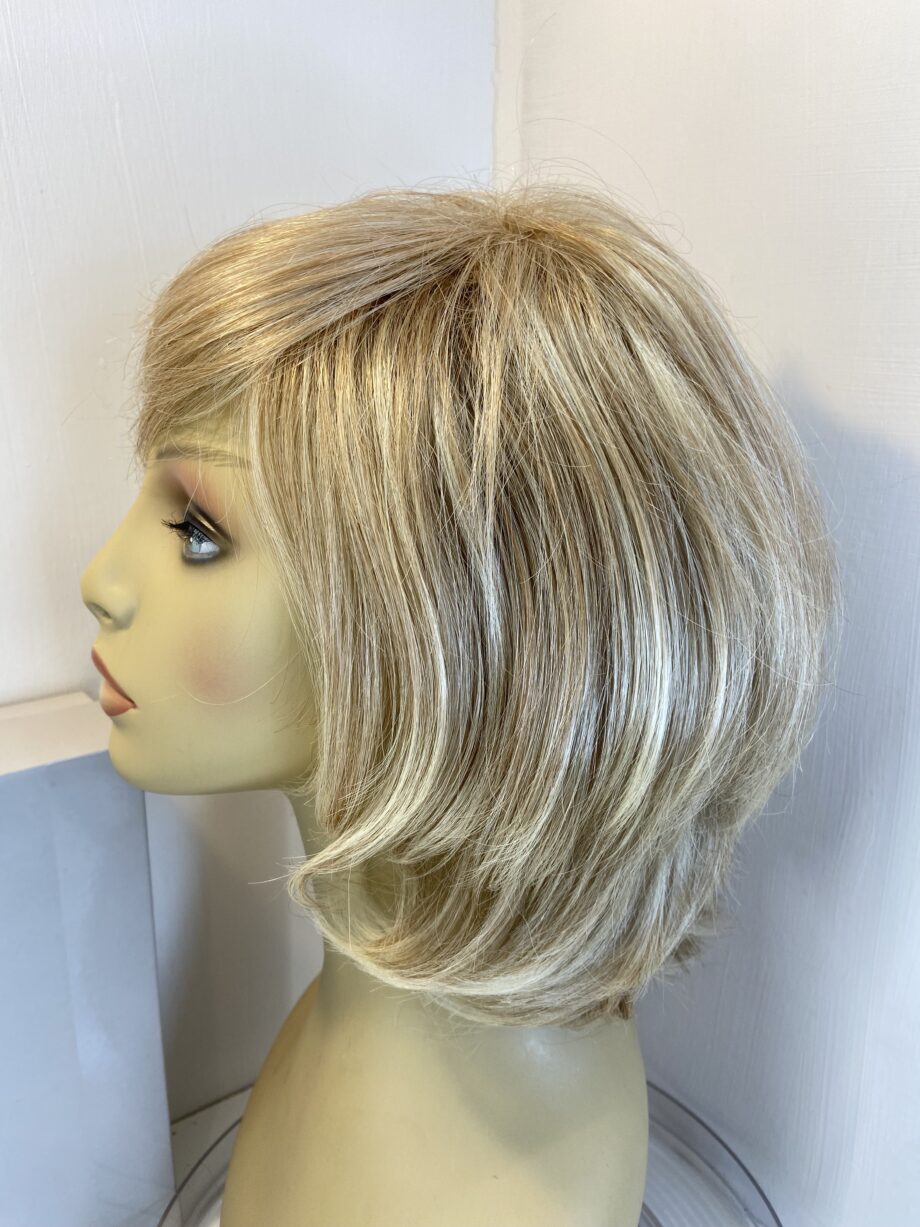 Blonde Raquel Welch wig. Bblmw519