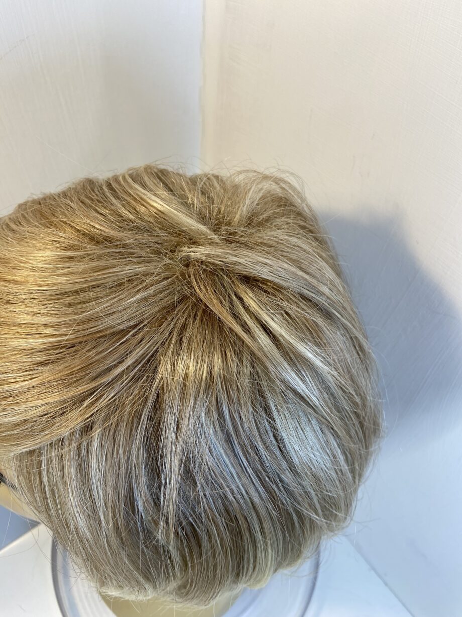 Blonde Raquel Welch wig. Bblmw519