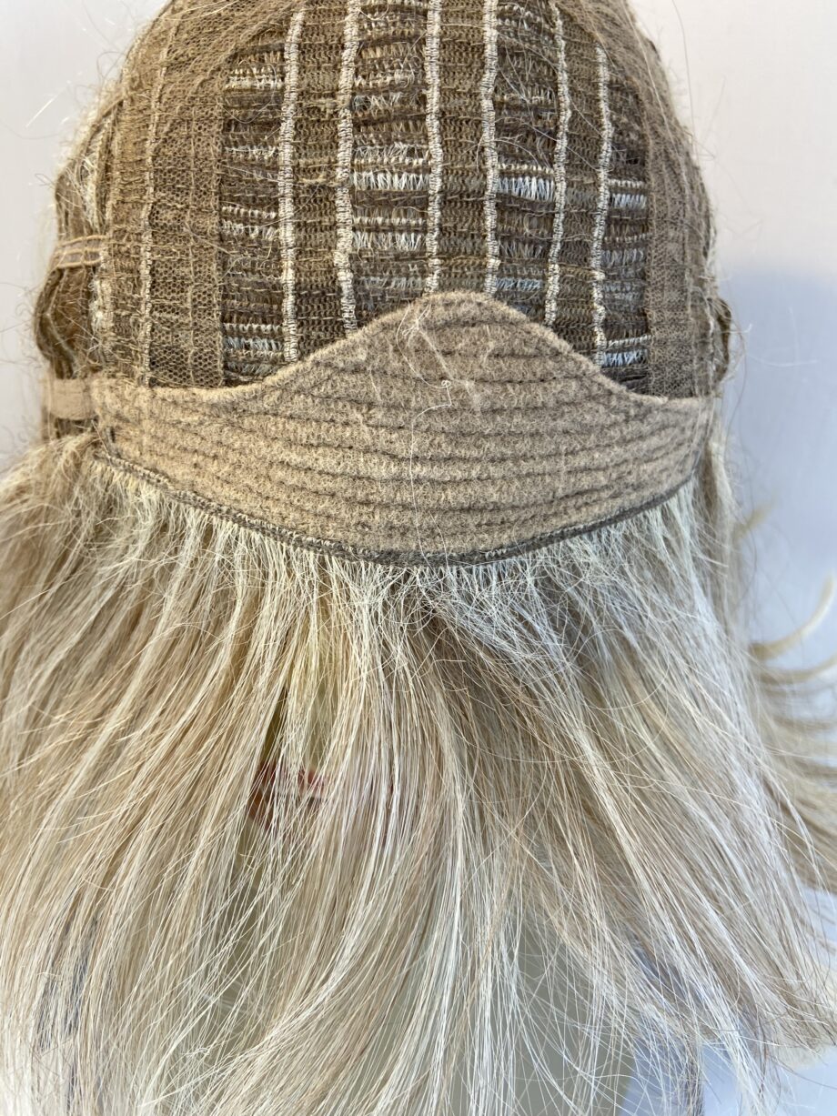 Blonde Raquel Welch wig. Bblmw519