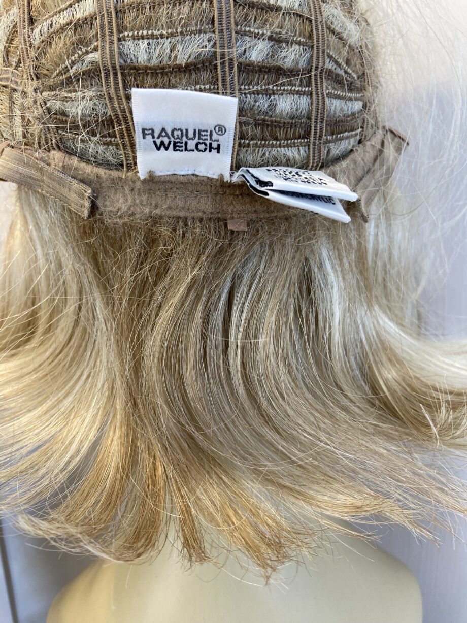 Blonde Raquel Welch wig. Bblmw519