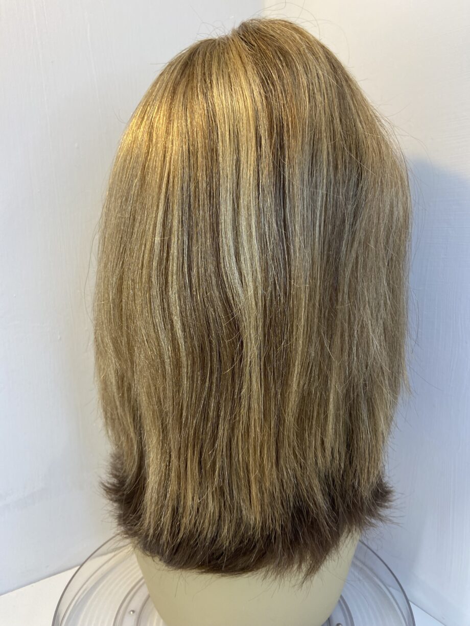 Long brown wig. Brls322