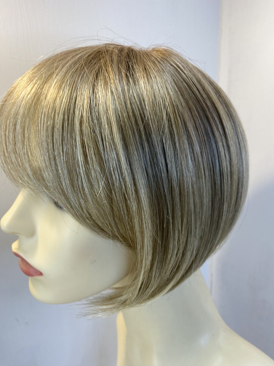 Blonde designer wig. Blss323