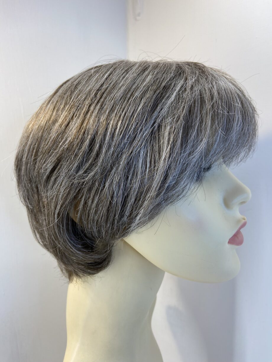 Short grey wig. Gss325