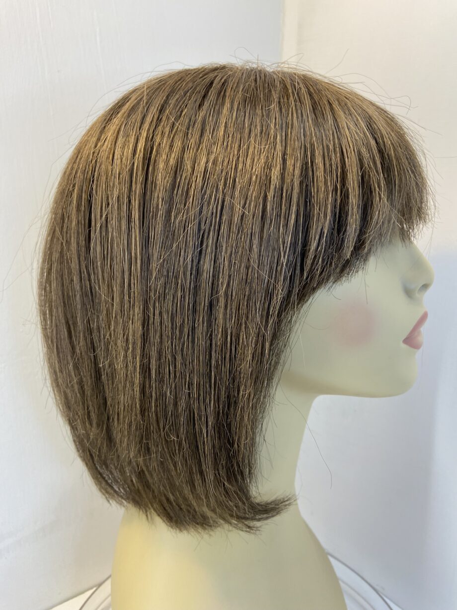 Beautiful brown mid length wig. Brlm327