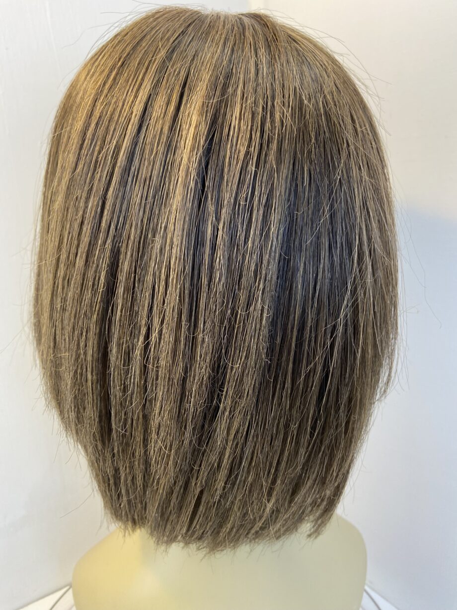 Beautiful brown mid length wig. Brlm327