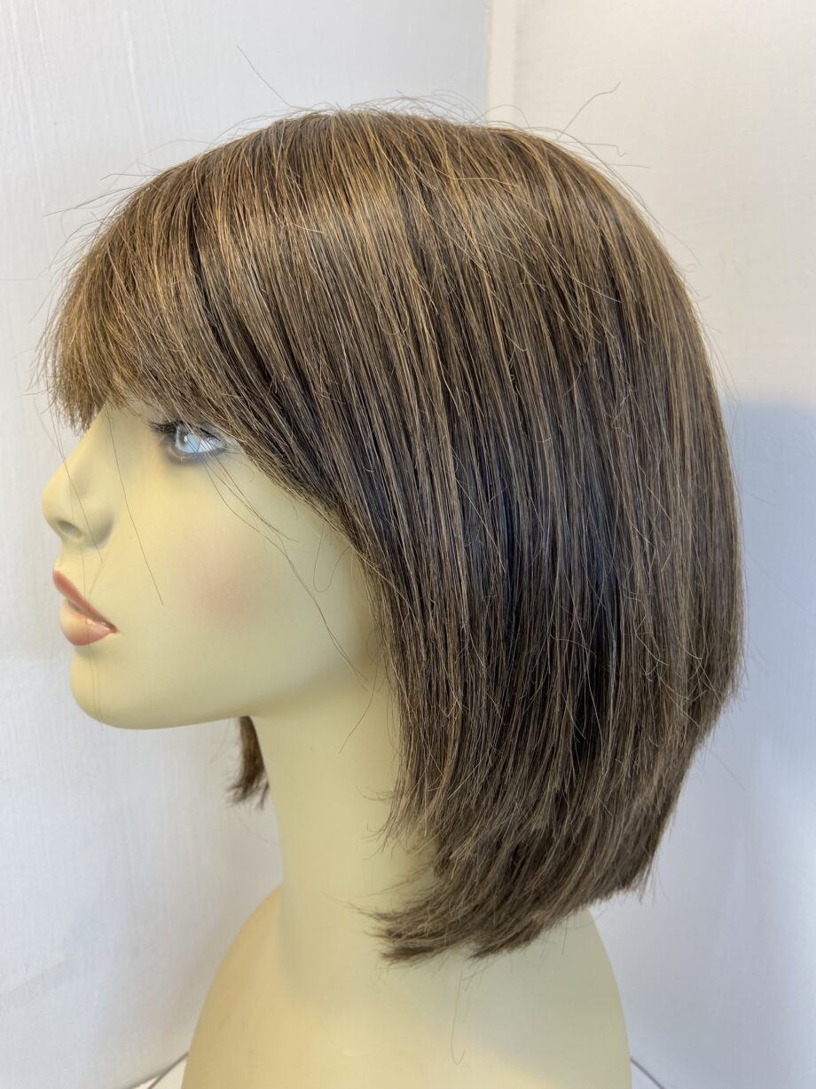 Beautiful brown mid length wig. Brlm327
