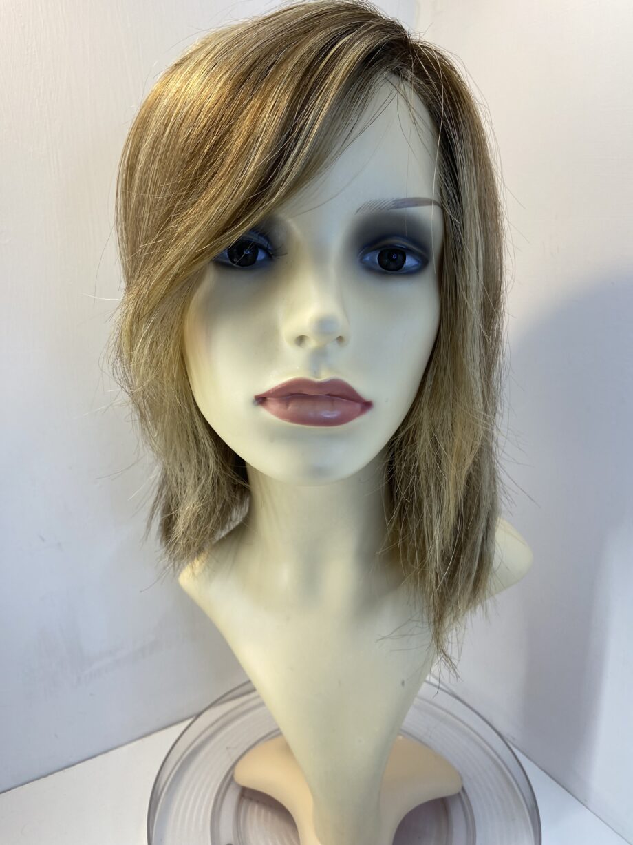 Highlighted blonde rooted wig. Blls326