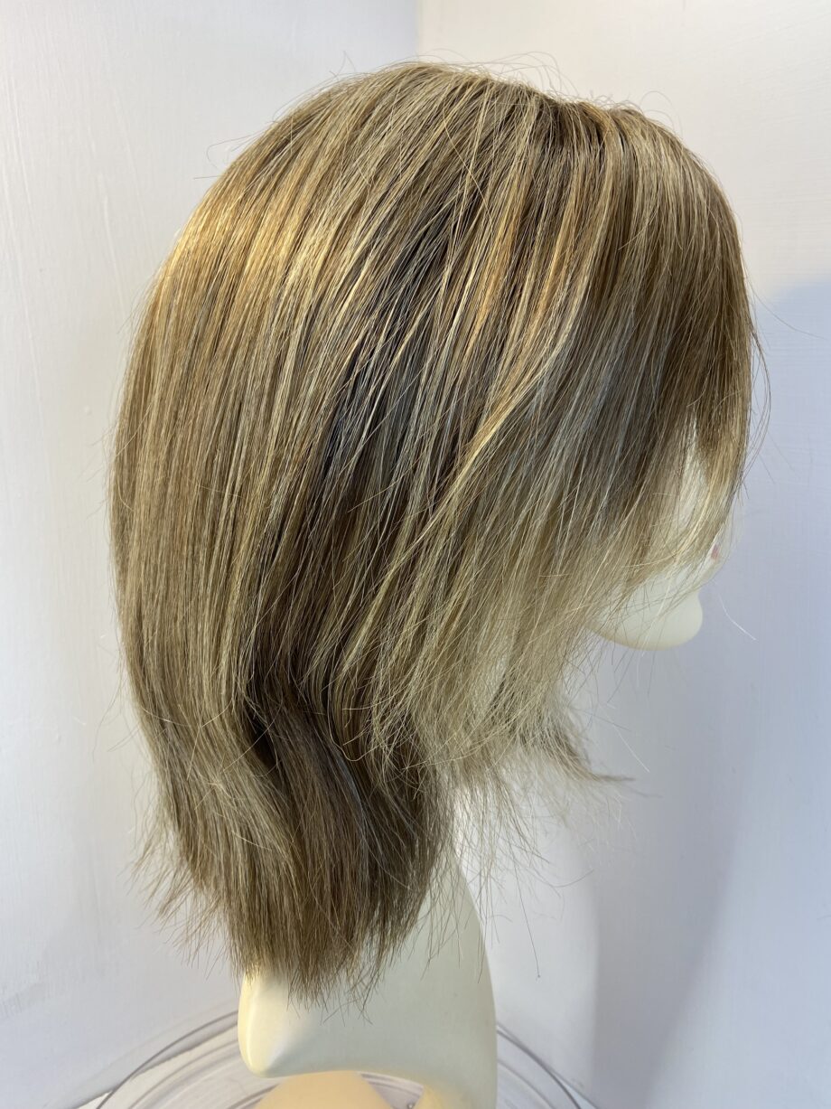 Highlighted blonde rooted wig. Blls326