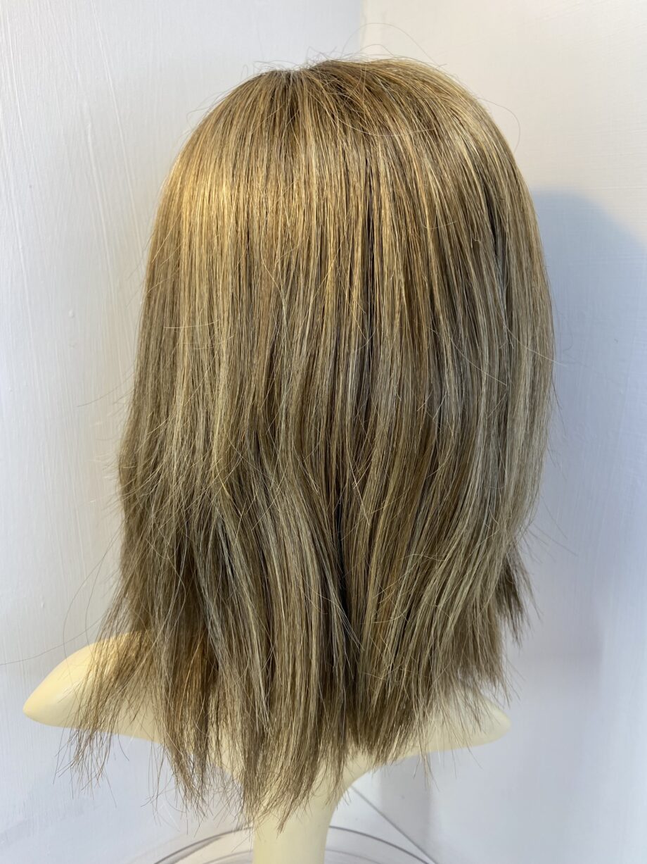 Highlighted blonde rooted wig. Blls326